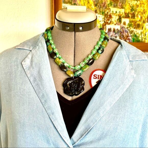 Carved stone rose necklace with stone beads - Picture 1 of 4